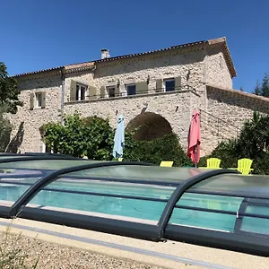 https://maison-de-charme-avec-piscine-couverte-et-9000m2.hotels-rhonealpes.com